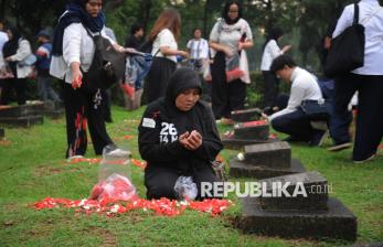 In Picture: Keluarga Korban Tragedi Mei 98 Lakukan Ziarah Makam di TPU Pondok Ranggon