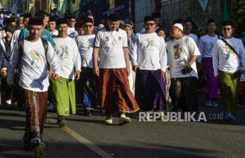 In Picture: Jalan Sehat Sarungan Peringati Hari Santri Nasional di Lampung