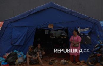 In Picture: Ribuan Warga Korban Kebakaran Kapuk Muara Bertahan di Tenda Pengungsian 
