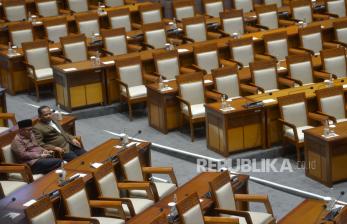 Sejumlah Anggota DPR mengikuti Rapat Paripurna DPR di Kompleks Parlemen Senayan, Jakarta, Selasa (6/12/2022). Rapat Paripurna DPR tersebut mengesahkan Rancangan Kitab Undang-Undang Hukum Pidana (RKUHP) menjadi Undang-Undang. Republika/Prayogi