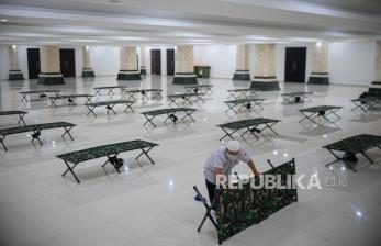 Petugas mengecek tempat tidur lipat untuk pasien OTG di Aula Masjid Hasyim Asyari, Jakarta Barat, Rabu (23/6). Sebanyak 100 tempat tidur lipat disiapkan di Aula Masjid Hasyim Asyari untuk dijadikan tempat isolasi mandiri pasien Covid-19 status orang tanpa gejala (OTG) mengingat jumlah kasus harian Covid-19 di DKI Jakarta mengalami peningkatan beberapa hari terakhir. Republika/Thoudy Badai