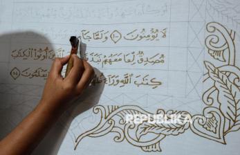 Melihat Kreasi Batik Tulis Motif Ayat Suci Alquran di Kampung Batik Laweyan