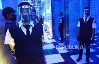 Para pegawai tempat hiburan malam memakai Alat Pelindung Diri (APD) saat simulasi protokol kesehatan Covid-19 di salah satu tempat hiburan malam. Tempat hiburan malam di Taman Sari diimbau tutup selama Ramadhan. Ilustrasi. 