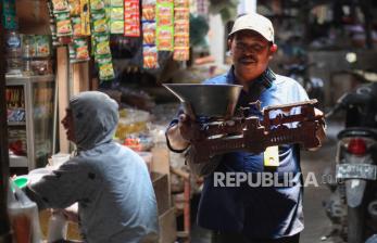 In Picture: Tera Ulang Alat Timbang Pedagang di Pasar Wonokusumo