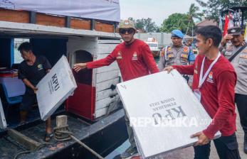 In Picture: KPU Kepulauan Seribu Distribusikan Logistik Pilkada ke Sejumlah Pulau