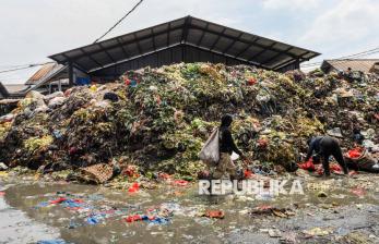 Bikin Kumuh, Tumpukan Sampah Menggunung di Pasar Induk Caringin