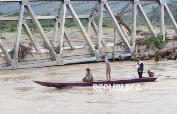 Jembatan Rusak Tak Kunjung Diperbaiki, Warga Nagan Raya Andalkan Perahu untuk Menyeberang