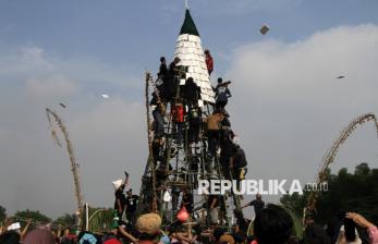 In Picture: Perajin Tempe di Sidoarjo Buat Tumpeng Tempe Setinggi 12 Meter