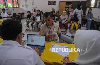 In Picture: Sistem Online SPMB Jakarta Bermasalah, Orang Tua Pendaftar Datangi Langsung Sekolah