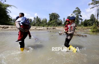 Aksi Personel Brimob Gendong Pelajar Seberangi Sungai untuk Berangkat Sekolah