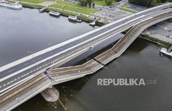 In Picture: Penampakan Jembatan Carola di Jerman yang Roboh ke Sungai Elbe