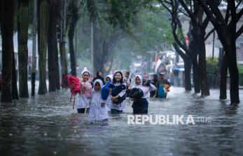 In Picture: Banjir Rendam Sejumlah Wilayah di Kota Tangerang