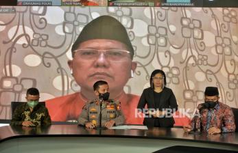 Kepala Biro Penerangan Masyarakat (Karopenmas) Divisi Humas Polri Brigjen Rusdi Hartono (tengah) bersama Staf Khusus Kementerian Agama Mohammad Nuruzzaman (kanan) Badan Penanggulangan Ekstremisme dan Terorisme (BPET) Muhammad Makmun Rasyid (kiri) saat  memberikan keterangan pers terkait kasus penangkapan terduga teroris jaringan Jemaah Islamiyah (JI) di Gedung Divisi Humas Polri, Jakarta, Rabu (17/11). Densus 88 menangkap tiga terduga teroris di Bekasi Jawa Barat yang terafiliasi oleh Jemaah Islamiyah salah satunya menjabat sebagai anggota fatwa Majelis Ulama Indonesia.