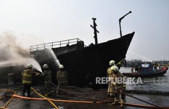 In Picture: Dua Kapal di Muara Baru Terbakar, 20 Unit Mobil Damkar Diterjunkan