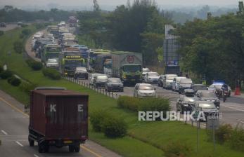 Pemudik memperlambat laju kendaraanya di KM 166 Ruas tol Cipali, Jawa Barat, Rabu (27/4/2022). Memasuki H-5 menjelang Lebaran 2022, volume mobil dari Jakarta menuju Jawa Tengah, tepatnya di ruas tol Cipali mulai meningkat. Peningkatan volume mobil di Tol Cipali didominasi mobil pribadi, bus, dan truk.