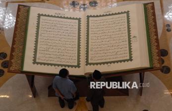 Alquran Berukuran Raksasa Dipamerkan di Masjid Raya Sheikh Zayed Solo
