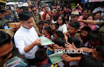 Berkunjung ke Tana Toraja, Wapres Gibran Bagi-bagi Buku