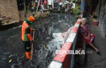 Antisipasi Banjir, Petugas UPS Badan Air Bersihkan Aliran Kali Krukut dari Sampah