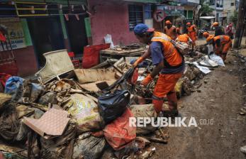 Pemkot Jaktim Pakai Metode Pengepokan Atasi Sampah Akibat Banjir