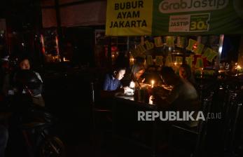 In Picture: Listrik Masih Padam, Warga Medan Gunakan Pencahayaan Seadanya