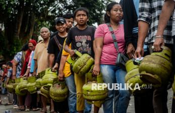 In Picture: Antrean Warga untuk Dapatkan Gas Elpiji 3 Kg Mengular di Tangerang