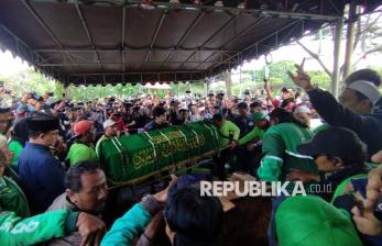 Ribuan Pengemudi Ojek Daring Antarkan Jenazah Affan Kurniawan ke Peristirahatan Terakhir