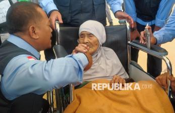 In Picture: Alhamdulillah, Jamaah Haji Tertua Indonesia Tiba di Jeddah