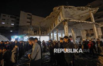 Warga Gaza Laksanakan Sholat Tarawih Pertama di Antara Puing Bangunan