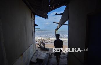 Gelombang Pasang Ancam Permukiman Warga di Pesisir Pantai Air Manis Padang