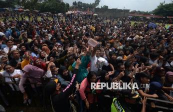 In Picture: Keseruan Festival Durian Jatinom, Ribuan Durian Dibagikan Gratis untuk Warga