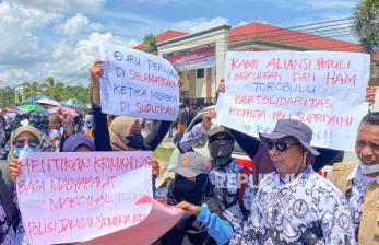 In Picture: Jalani Sidang Perdana, PGRI Gelar Aksi Dukungan untuk Guru Honorer Supriyani