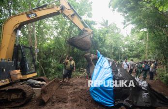 In Picture: Alat Berat Dikerahkan dalam Proses Evakuasi Gajah Mati Terseret Arus Sungai