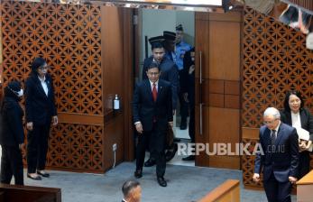 Menteri Kesehatan Budi Gunadi Sadikin bersiap mengikuti Rapat Paripurna ke-29 Masa Persidangan V Tahun Sidang 2022-2023 di Kompleks Parlemen, Senayan, Jakarta, Selasa (11/7/2023). Dalam Rapat Paripurna tersebut DPR resmi mengesahkan Omnibus Law Rancangan Undang-Undang (RUU) tentang kesehatan menjadi Undang-undang (UU). 