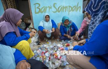 In Picture: Peduli Lingkungan, Kelompok Wanita di Indramayu Dirikan Bank Sampah Mandiri