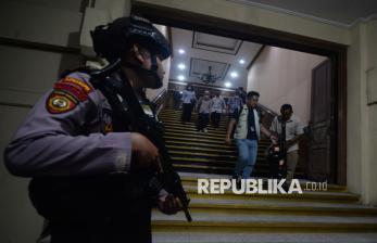 Penyidik KPK Bawa Koper Berisi Barang Bukti Usai Geledah Kantor Pemkab Klaten