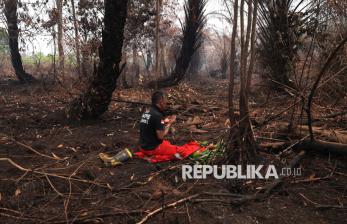 Jeda Sejenak di Tengah Karhutla, Personel Manggala Agni Tak Lupa Menunaikan Sholat