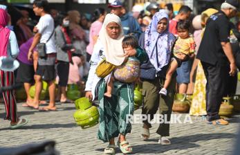 In Picture: Bantu Warga Dapatkan Gas Elpiji 3 Kg, DiskopUKMP Badung Gelar Operasi Pasar 