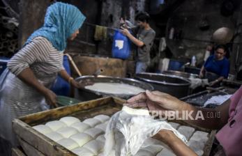 Perajin memproduksi tahu di salah satu industri tahu rumahan di Gang Ibu Anah, Babakan Ciparay, Kota Bandung, Rabu (28/9/2022). Perajin industri tahu rumahan di kawasan tersebut menyatakan dampak dari kenaikan harga kedelai dari sebelumnya Rp10.500 ribu per kilogram menjadi Rp12.800 ribu per kilogram, membuat mereka terpaksa mengurangi jumlah produksi hingga 50 persen atau 10.000 potong tahu menjadi 5.000 potong tahu. Republika/Abdan Syakura