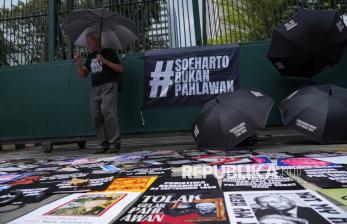 Aksi Tolak Gelar Pahlawan Nasional untuk Soeharto