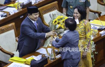 In Picture: Ikuti Rapat dengan Komisi I, Menhan Prabowo Dapat Karangan Bunga