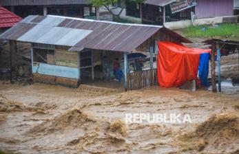 Sungai Batang Air Dingin Padang Kembali Meluap, Sejumlah Bangunan di Bantaran Sungai Terendam