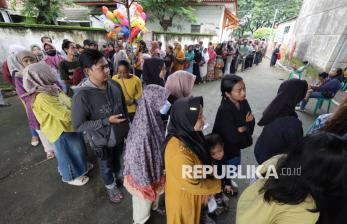 Demi BLTS Kesra, Warga Kediri Rela Antre Panjang di Kantor Pos