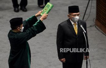 Anggota DPR dari Fraksi Golkar Lodewijk F Paulus mengucapkan sumpah jabatan saat menjalani pelantikan menjadi Wakil Ketua DPR RI dalam Sidang Paripurna di Kompleks Parlemen Senayan, Jakarta, Kamis (30/9). Lodewijk F Paulus resmi menjabat Wakil  Ketua DPR RI usai dilantik menggantikan Azis Syamsuddin yang telah mengundurkan diri karena terjerat dugaan kasus korupsi.Prayogi/Republika