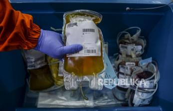 Petugas memperlihatkan plasma konvalesen yang telah didonorkan oleh penyintas Covid-19, (ilustrasi).