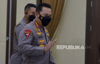 Kapolri Jenderal Pol Listyo Sigit Prabowo menyampaikan keterangan pers terkait kasus yang melibatkan mantan Kapolda Sumatera Barat Irjen Teddy Minahasa di Rupatama Mabes Polri, Jakarta, Jumat (14/10/2022). Kapolri Jenderal Listyo Sigit Prabowo telah mengonfirmasi bahwa Teddy Minahasa diduga terjerat dalam pusaran kasus narkoba serta kini telah ditahan dan menjalani penempatan khusus. Jelang Tahun Politik, Kapolri akan Tindak Tegas Polarisasi