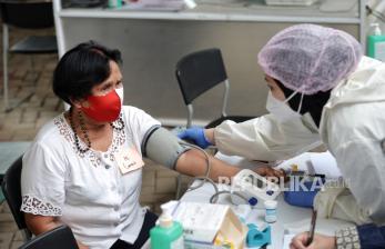 Warga kelompok lanjut usia (lansia) memeriksa kesehatan sebelum vaksinasi Covid-19 di Puskesmas Kecamatan Mampang Prapatan, Jakarta Selatan, Jumat (26/2). Pemerintah Provinsi DKI Jakarta menyediakan 69 lokasi vaksinasi Covid-19 bagi warga kelompok lansia yang tersebar di lima wilayah kota administratif. Sebanyak 12.000 lansia di Kecamatan Mampang akan menjalani vaksin covid-19 tahap dua yang berasal dari lima kelurahan diantaranya Kelurahan Pela Mampang, Kuningan Barat, Bangka, Tegal Parang, dan Mampang Prapatan. Republika/Thoudy Badai