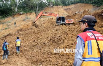 Petugas Gabungan Berjibaku Pulihkan Akses Jalan Geumpang-Pameu-Takengon