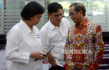 Ketua Komite Koordinasi Nasional Pencegahan dan Pemberantasan Tindak Pidana Pencucian Uang (Komite TPPU) Sekaligus Menko Polhukam Mahfud MD bersama Menteri Keuangan Sri Mulyani Indrawati (kiri). Menkeu Sri Mulyani mendukung pembentukan Satgas TPPU dalam raker di Komisi III DPR.