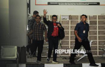 In Picture: Lambaian Tangan Hasto Usai Resmi Bebas dari Tahanan