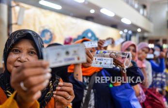 In Picture: Antusiasme Warga Terima Daging Kurban di Masjid Raya Bandung